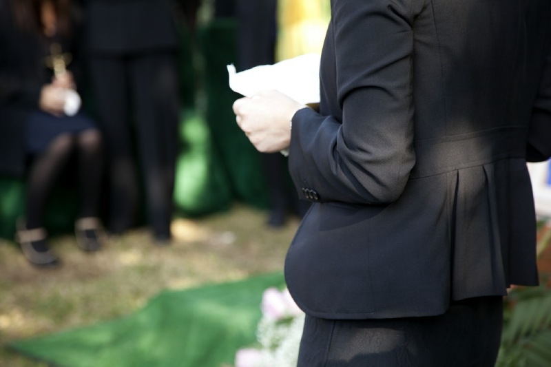 Jak przygotować się do przemowy pogrzebowej?